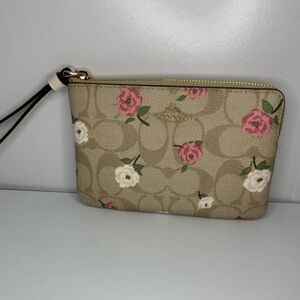 🌸 Coach Wristlet 🌸